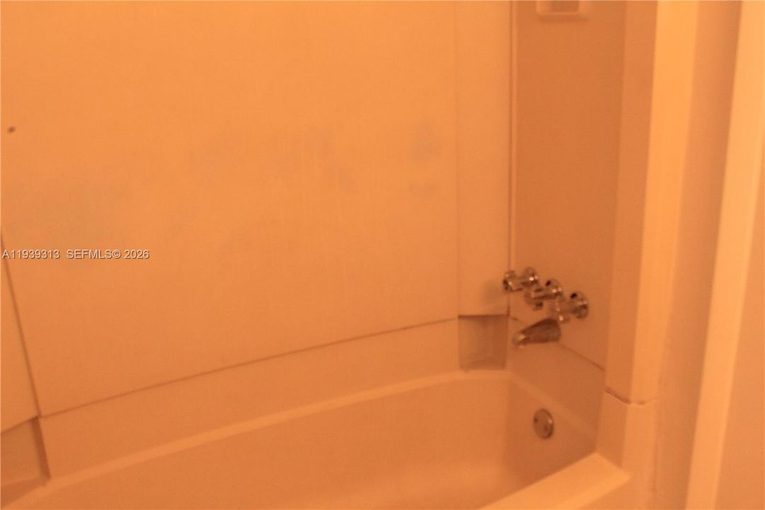 出租: $2,000 (2 贝兹, 2 浴室, 905 平方英尺)