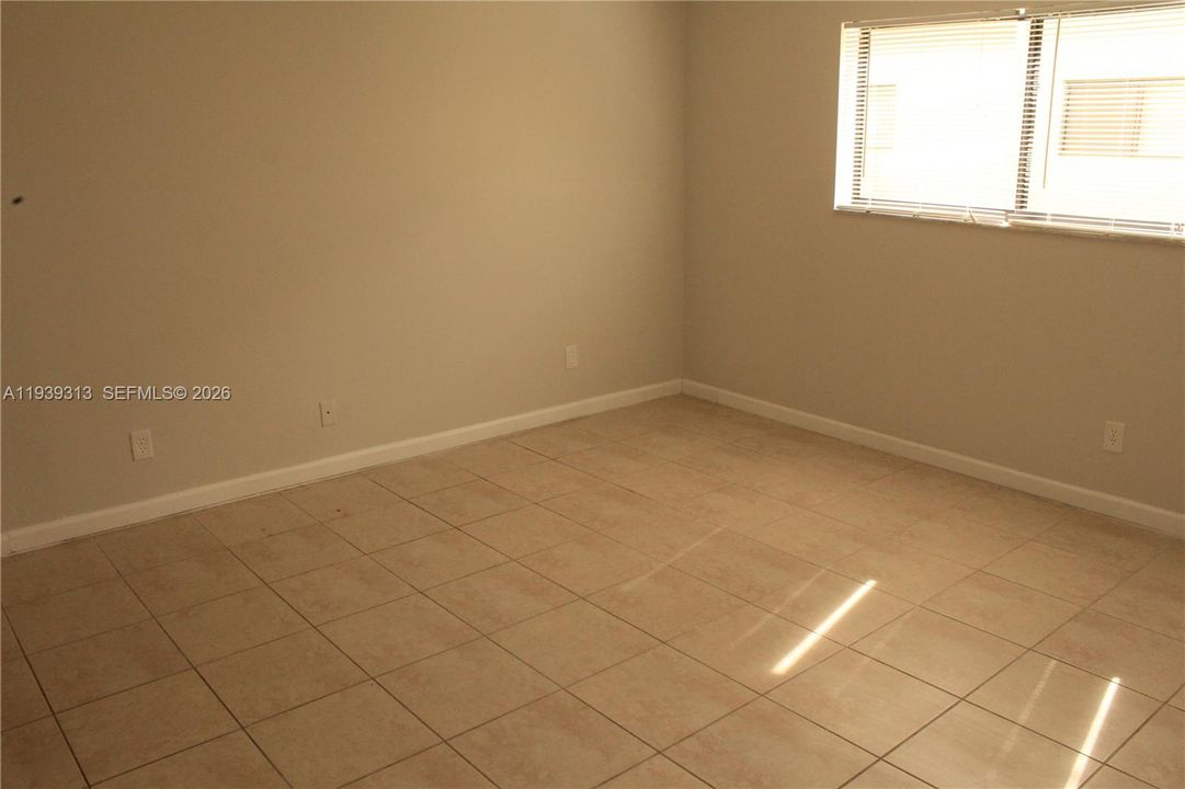 出租: $2,000 (2 贝兹, 2 浴室, 905 平方英尺)