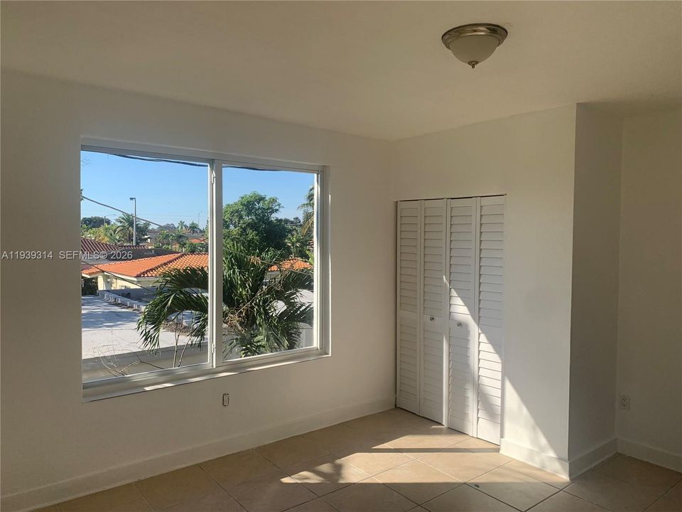 出租: $1,400 (0 贝兹, 1 浴室, 332 平方英尺)