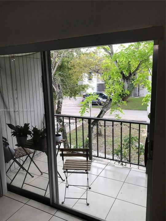 For Rent: $2,095 (2 beds, 1 baths, 891 Square Feet)