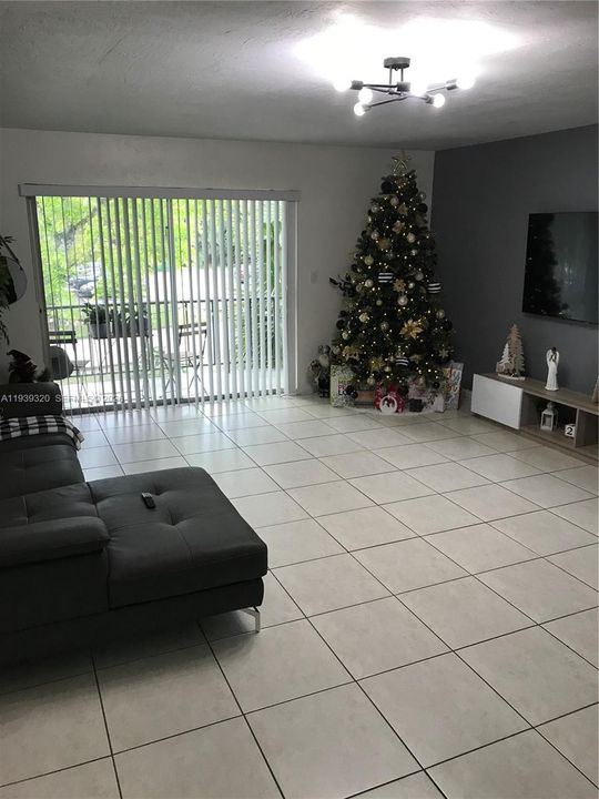 For Rent: $2,095 (2 beds, 1 baths, 891 Square Feet)