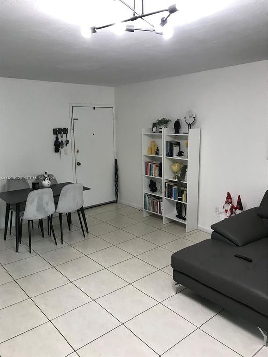 For Rent: $2,095 (2 beds, 1 baths, 891 Square Feet)