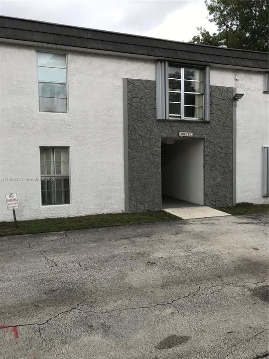 For Rent: $2,095 (2 beds, 1 baths, 891 Square Feet)