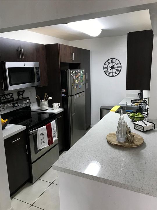 For Rent: $2,095 (2 beds, 1 baths, 891 Square Feet)
