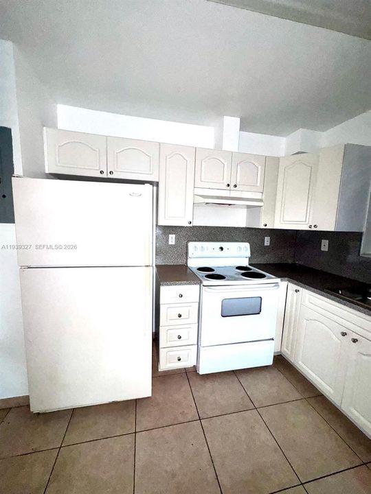 В аренду: $2,200 (2 спален, 1 ванн, 3427 Квадратных фут)