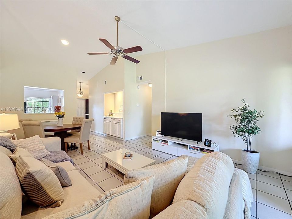 For Rent: $1,950 (2 beds, 2 baths, 1100 Square Feet)