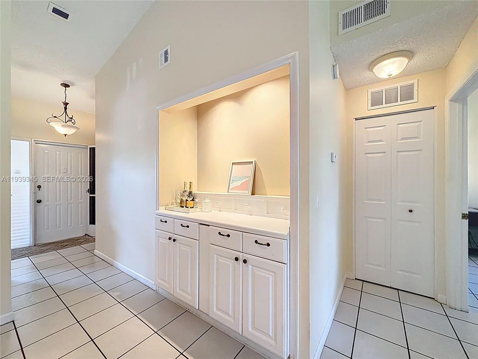 For Rent: $1,950 (2 beds, 2 baths, 1100 Square Feet)