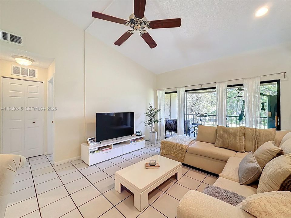 For Rent: $1,950 (2 beds, 2 baths, 1100 Square Feet)