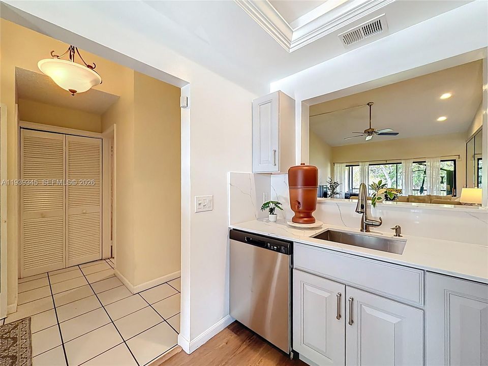 For Rent: $1,950 (2 beds, 2 baths, 1100 Square Feet)