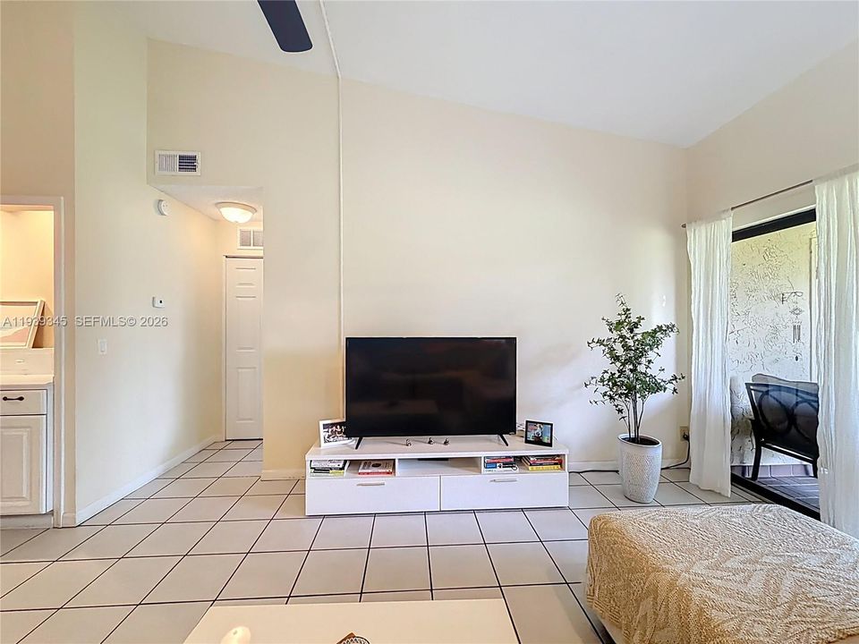 For Rent: $1,950 (2 beds, 2 baths, 1100 Square Feet)