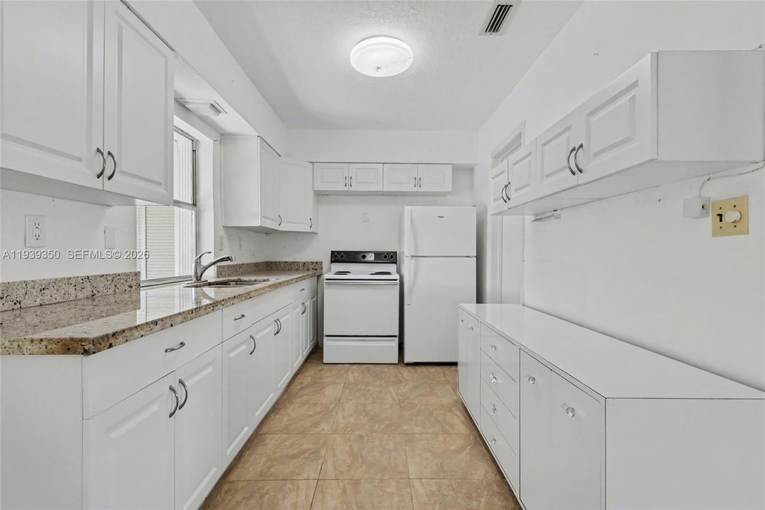 待售: $295,000 (2 贝兹, 2 浴室, 1353 平方英尺)