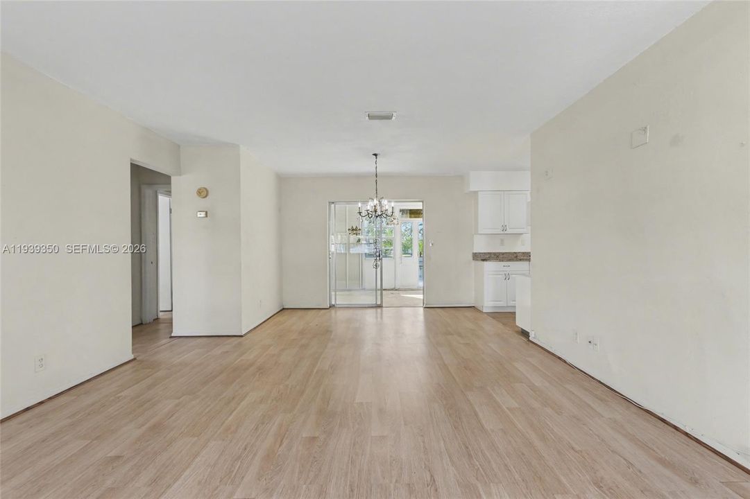 待售: $295,000 (2 贝兹, 2 浴室, 1353 平方英尺)