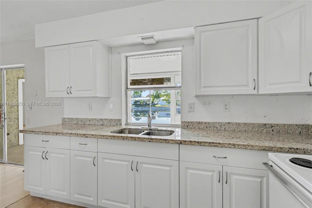 待售: $295,000 (2 贝兹, 2 浴室, 1353 平方英尺)