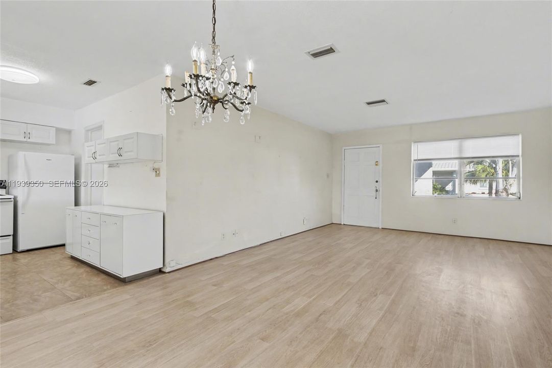 待售: $295,000 (2 贝兹, 2 浴室, 1353 平方英尺)