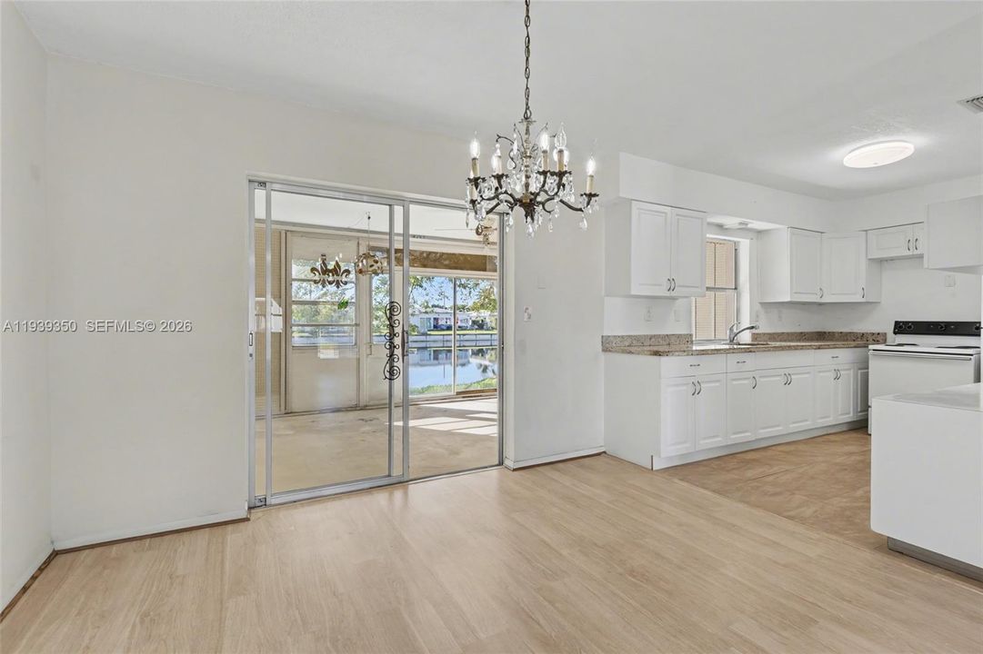 待售: $295,000 (2 贝兹, 2 浴室, 1353 平方英尺)