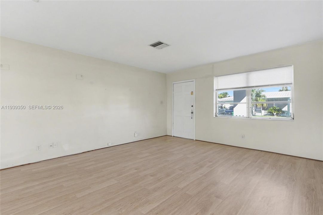 待售: $295,000 (2 贝兹, 2 浴室, 1353 平方英尺)