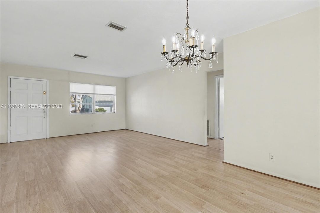 待售: $295,000 (2 贝兹, 2 浴室, 1353 平方英尺)