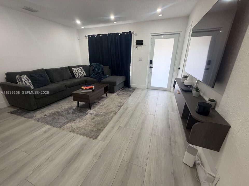 На продажу: $585,000 (6 спален, 2 ванн, 1544 Квадратных фут)