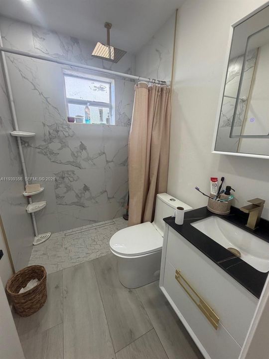 На продажу: $585,000 (6 спален, 2 ванн, 1544 Квадратных фут)