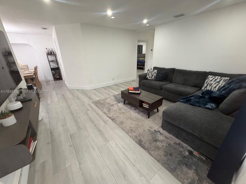 На продажу: $585,000 (6 спален, 2 ванн, 1544 Квадратных фут)