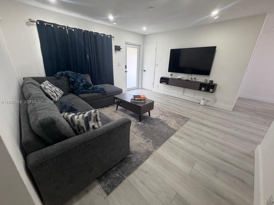 На продажу: $585,000 (6 спален, 2 ванн, 1544 Квадратных фут)