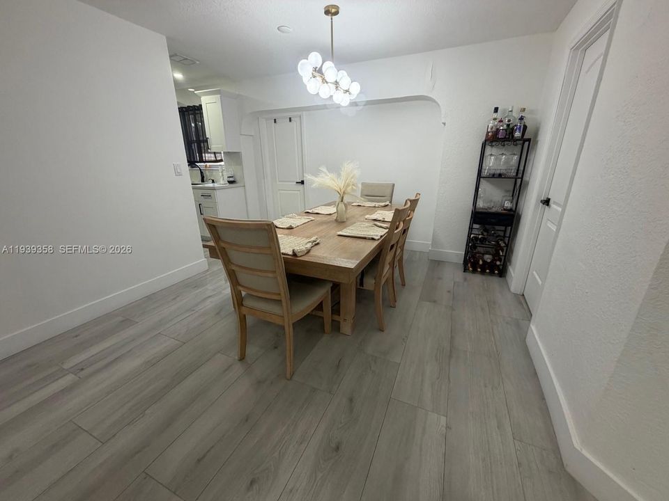 На продажу: $585,000 (6 спален, 2 ванн, 1544 Квадратных фут)