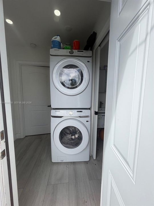 На продажу: $585,000 (6 спален, 2 ванн, 1544 Квадратных фут)