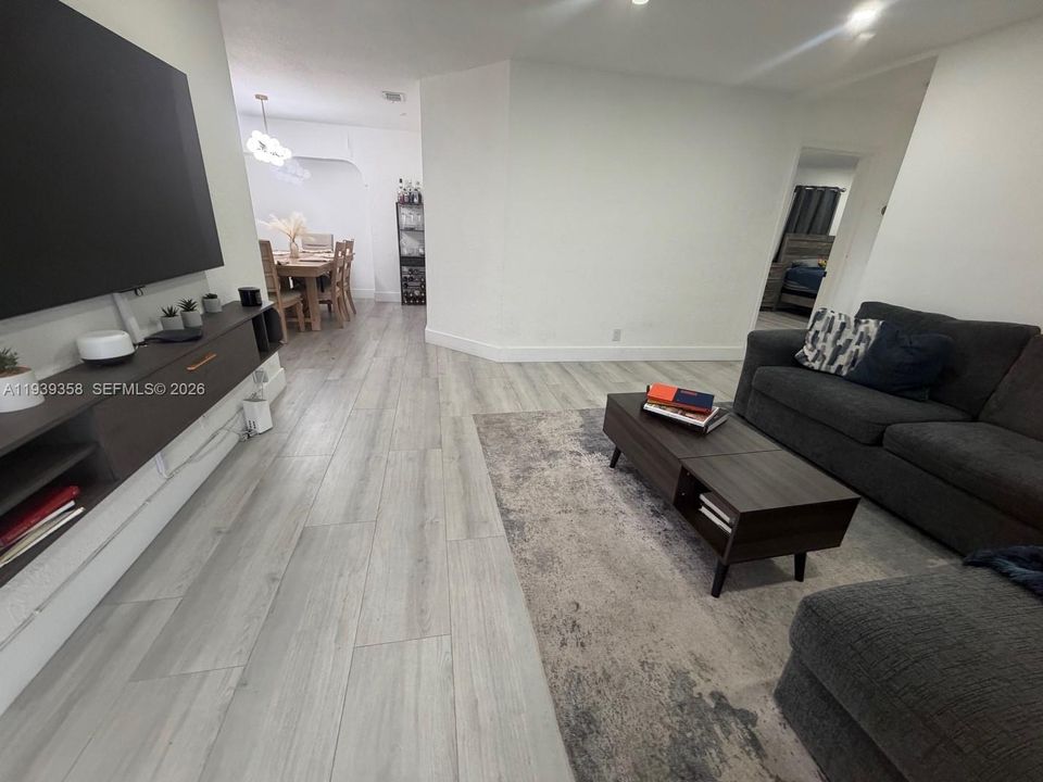 На продажу: $585,000 (6 спален, 2 ванн, 1544 Квадратных фут)