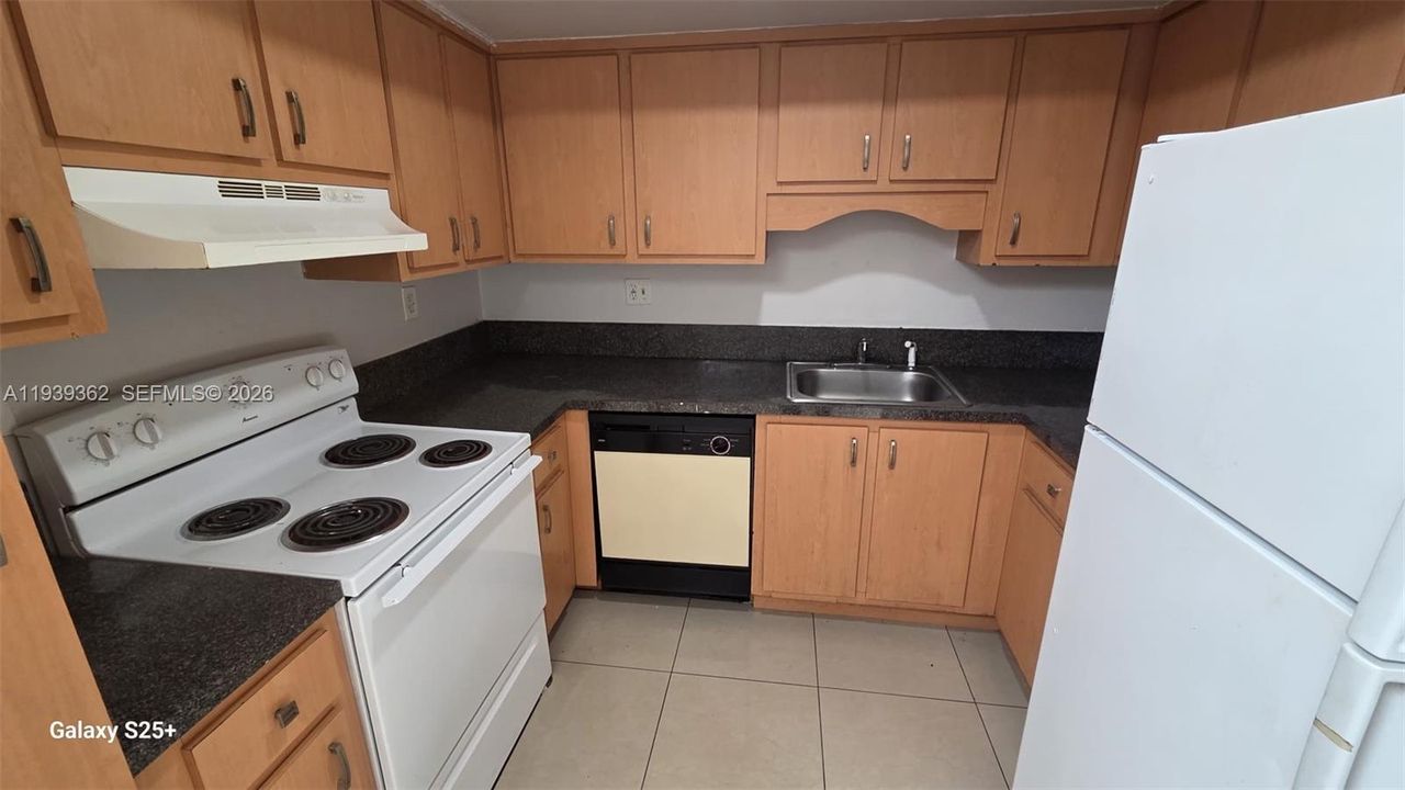 For Rent: $1,900 (2 beds, 2 baths, 868 Square Feet)