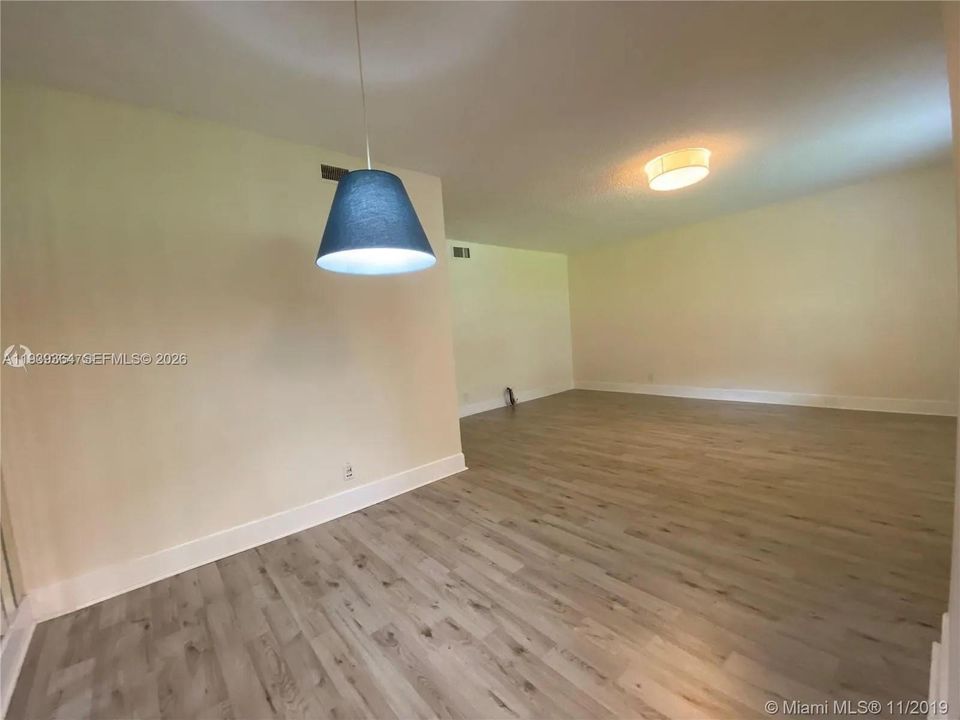 出租: $2,000 (2 贝兹, 2 浴室, 965 平方英尺)