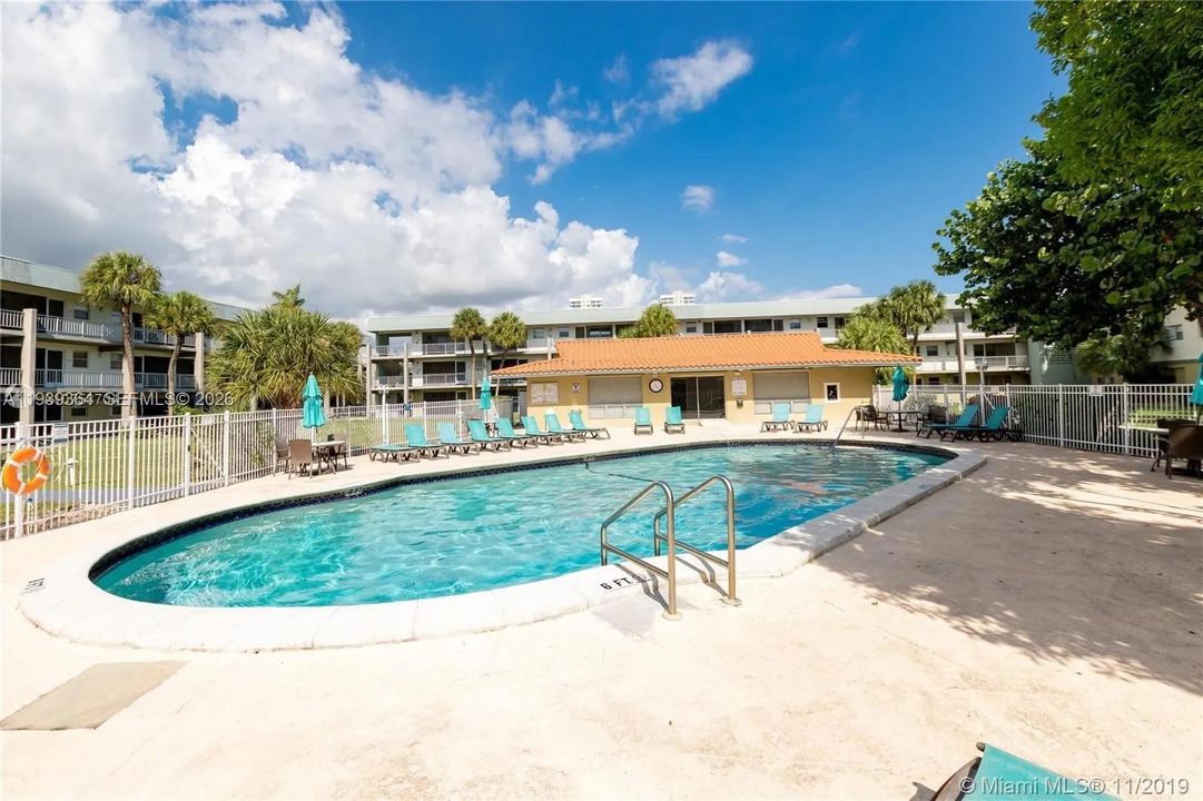 出租: $2,000 (2 贝兹, 2 浴室, 965 平方英尺)