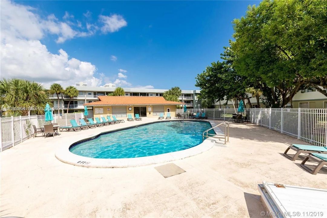 出租: $2,000 (2 贝兹, 2 浴室, 965 平方英尺)