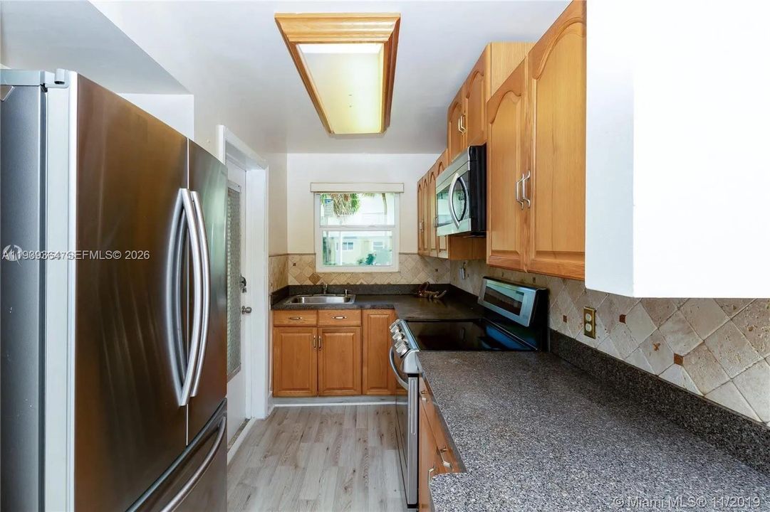 出租: $2,000 (2 贝兹, 2 浴室, 965 平方英尺)