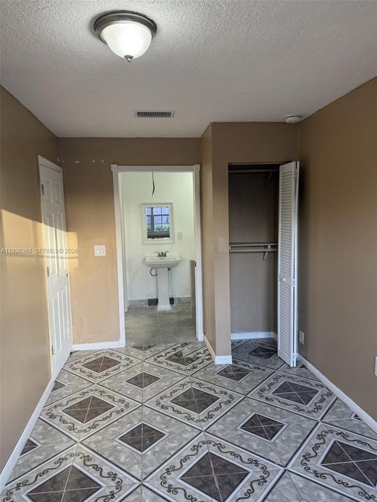 出租: $3,000 (3 贝兹, 2 浴室, 1948 平方英尺)