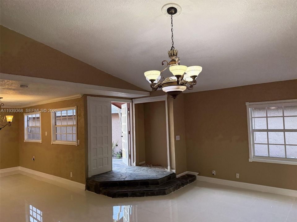 出租: $3,000 (3 贝兹, 2 浴室, 1948 平方英尺)