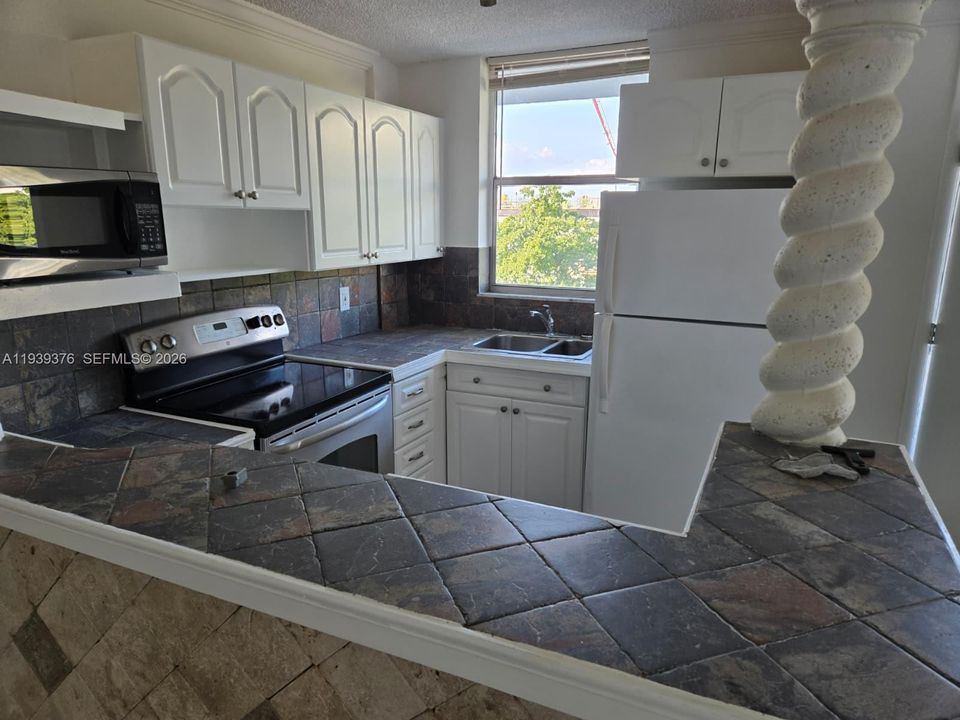 For Rent: $1,850 (1 beds, 1 baths, 620 Square Feet)