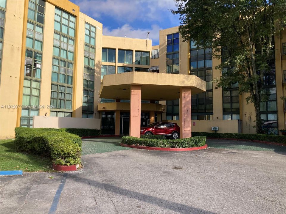 For Sale: $260,000 (2 beds, 2 baths, 898 Square Feet)