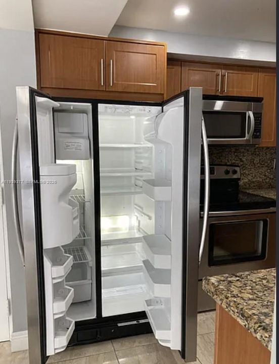 For Sale: $260,000 (2 beds, 2 baths, 898 Square Feet)