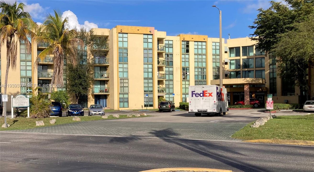 For Sale: $260,000 (2 beds, 2 baths, 898 Square Feet)