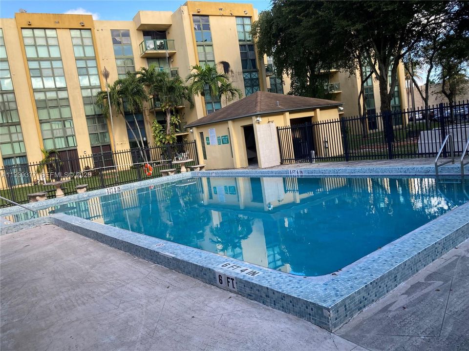 For Sale: $260,000 (2 beds, 2 baths, 898 Square Feet)