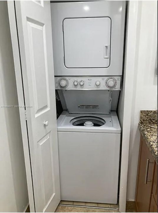 For Sale: $260,000 (2 beds, 2 baths, 898 Square Feet)