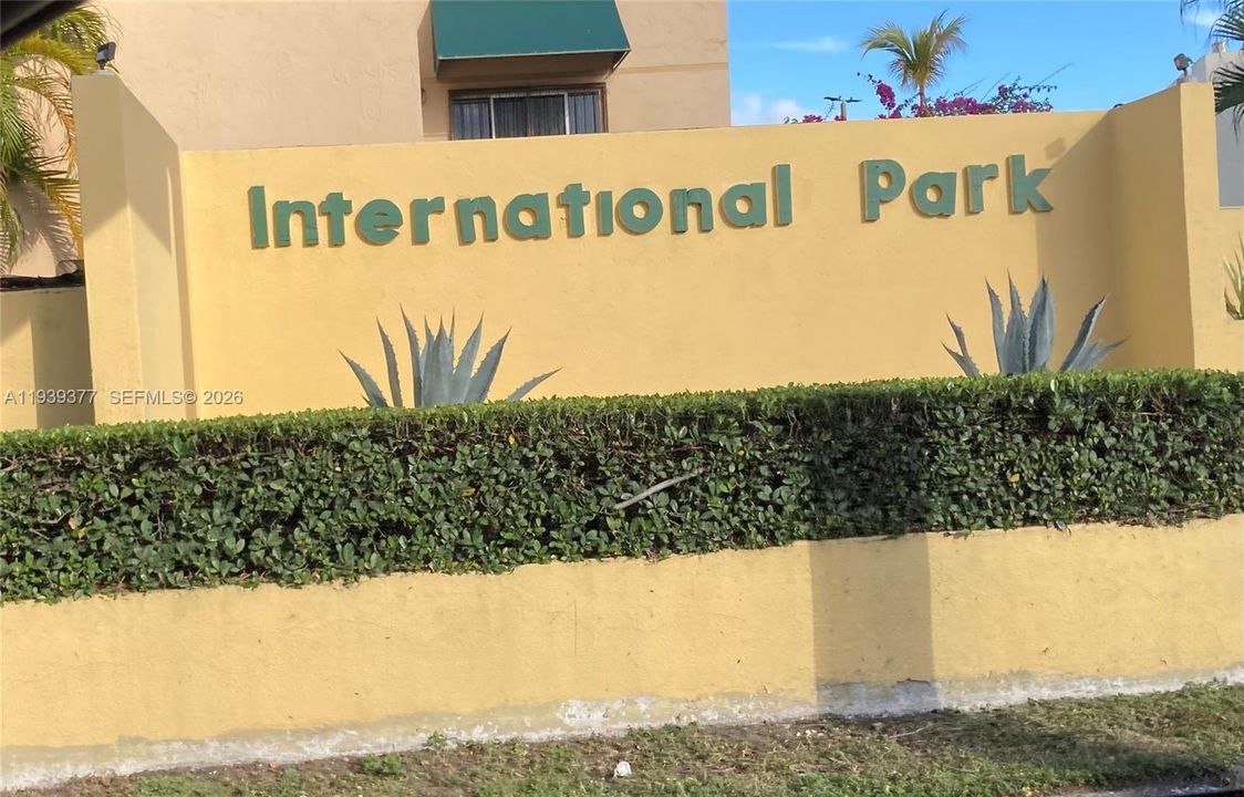 For Sale: $260,000 (2 beds, 2 baths, 898 Square Feet)