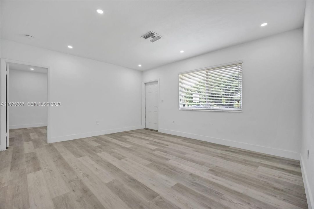 En Venta: $545,000 (4 camas, 2 baños, 1300 Pies cuadrados)