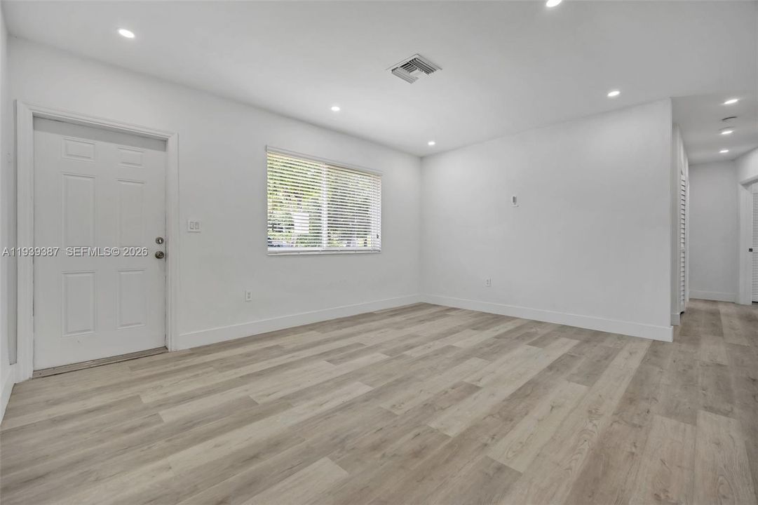 En Venta: $545,000 (4 camas, 2 baños, 1300 Pies cuadrados)