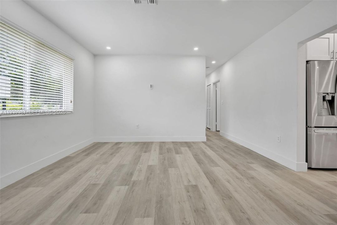 En Venta: $545,000 (4 camas, 2 baños, 1300 Pies cuadrados)