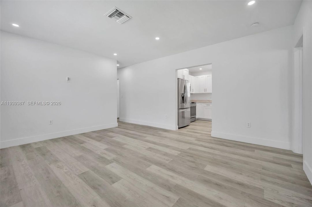 En Venta: $545,000 (4 camas, 2 baños, 1300 Pies cuadrados)