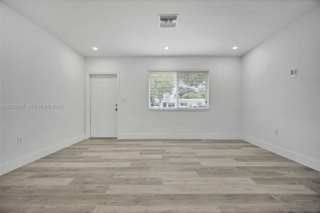 En Venta: $545,000 (4 camas, 2 baños, 1300 Pies cuadrados)