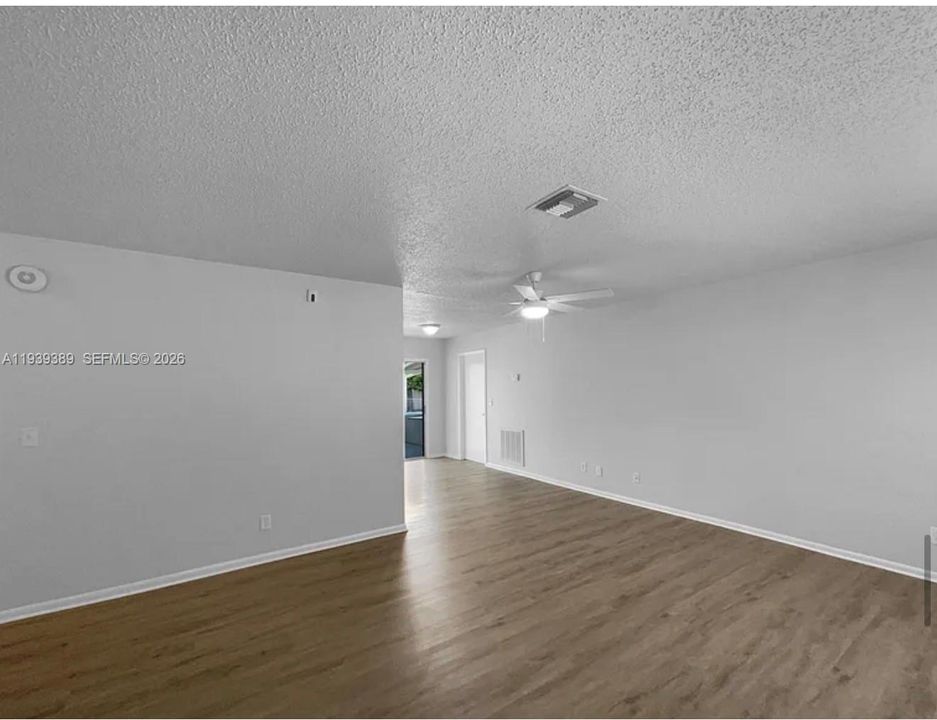 出租: $2,500 (2 贝兹, 2 浴室, 1026 平方英尺)