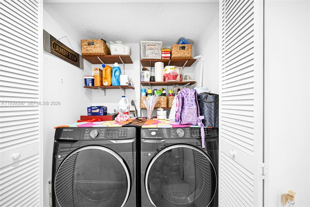 En Venta: $299,000 (2 camas, 2 baños, 1086 Pies cuadrados)