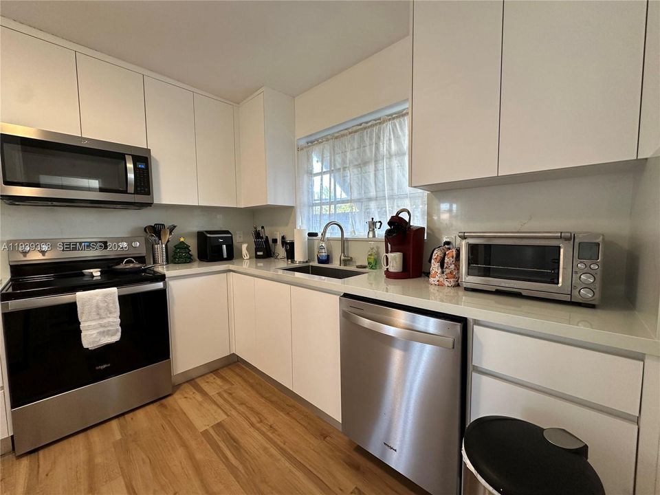 出租: $3,650 (3 贝兹, 2 浴室, 1394 平方英尺)